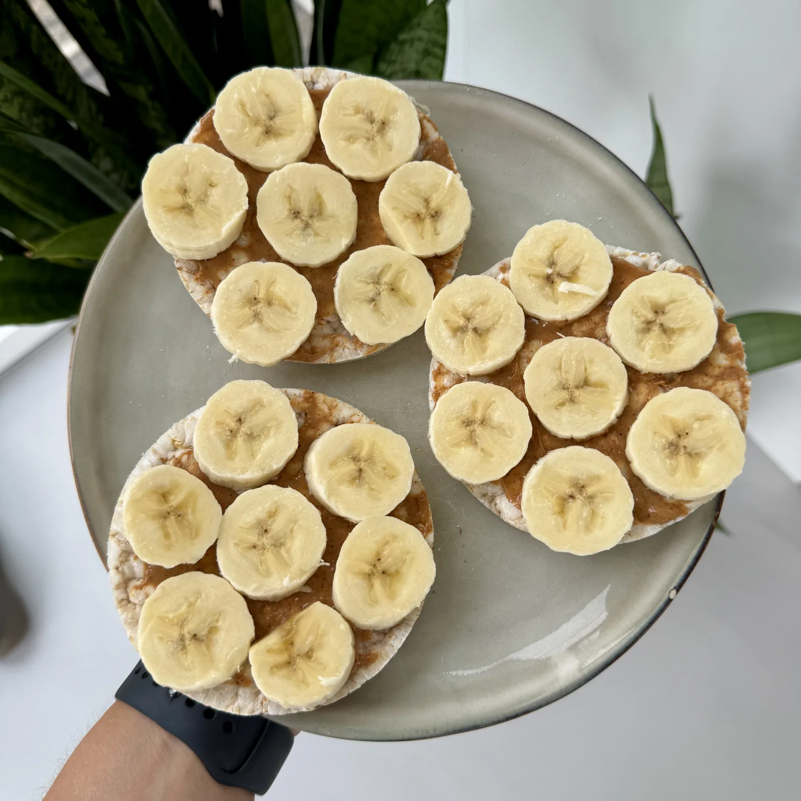 Rijstwafels met pindakaas en banaan op een bord