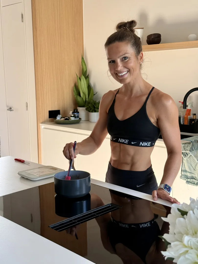 Fie roert in een pan in haar keuken